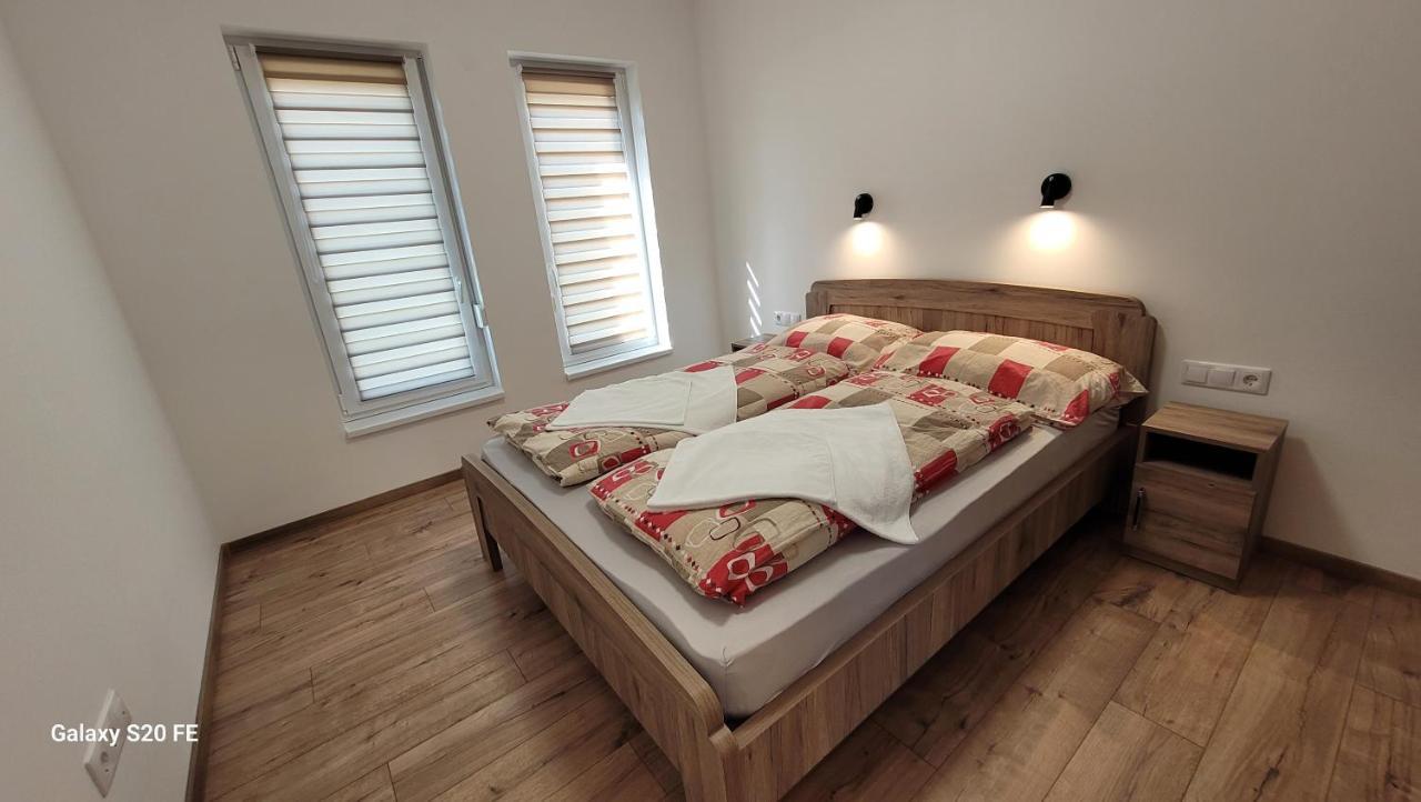 Zea Apartmanhaz Apartment Балатонфенивес Екстериор снимка