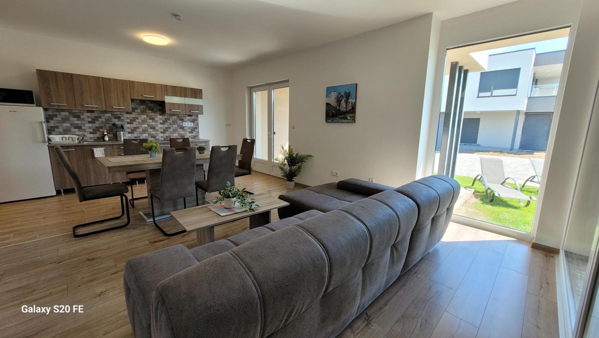 Zea Apartmanhaz Apartment Балатонфенивес Екстериор снимка